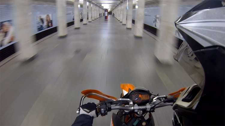 На мотоцикле по станции метро