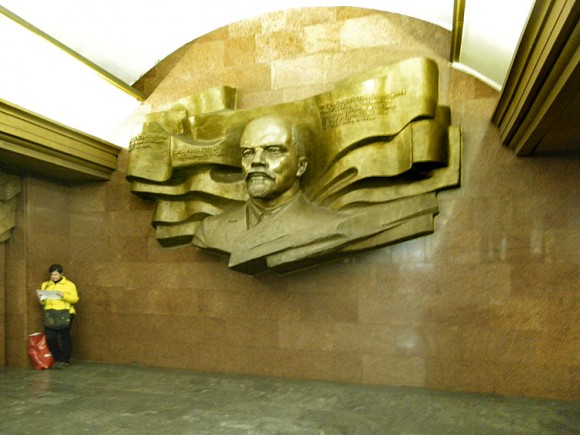 Скульптура Ленина на станции метро Театральная в Киеве