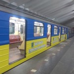 вагон метро в расцветке флага Украины