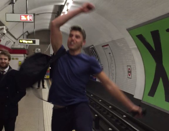 Игра в пин-понг в лондонском метро