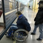 Инвалид-колясочник в метро