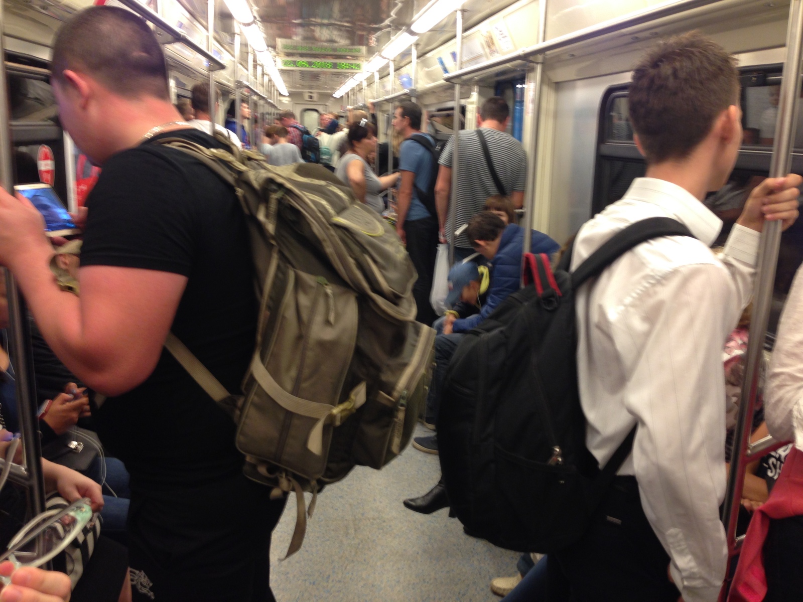 люди выходят из метро