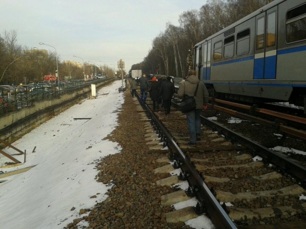 Из-за подтопления в московском метро остановилось движение на Арбатско-Покровской линии