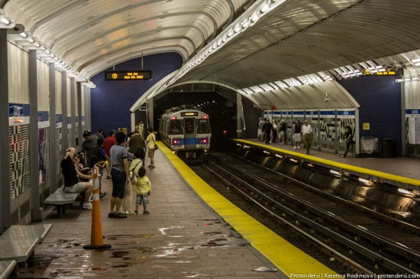 В Бостонском метрополитене с рельс сошел поезд