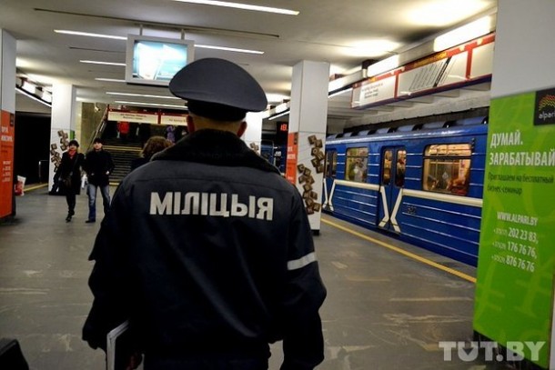 Пьяный парень хотел попасть в метро после его закрытия, однако, устроил скандал и потом был задержан милицией