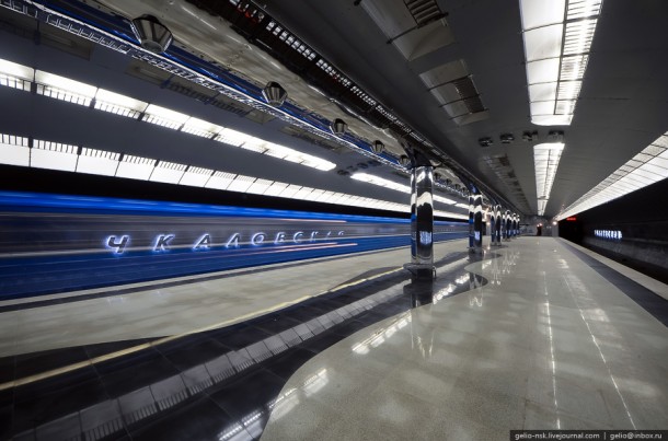 На одной из станций метро Екатеринбурга на рельсы упала коляска с двухлетним ребенком