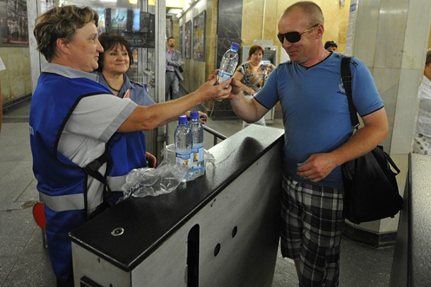 В московском метро во время жары будут бесплатно раздавать бутылки с питьевой водой