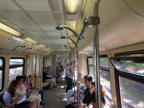 Расследование: «Откуда в поезде московкого метро появились лейки для душа?»