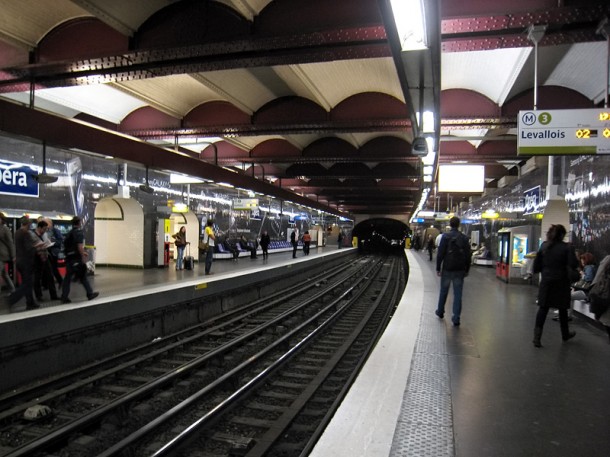 В Парижском метрополитене беременная алжирка порезала бритвой пятерых пассажиров