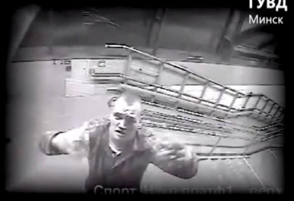 Минская милиция разыскивает злоумышленника, повредившего камеру видеонаблюдения на станции метро «Спортивная»