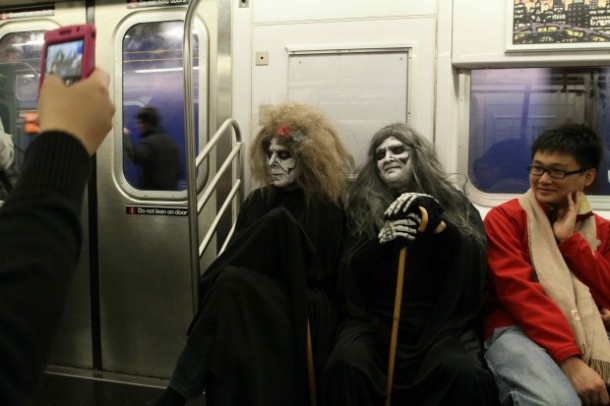 В метро Пекина запретили ездить в хэллоуинских костюмах