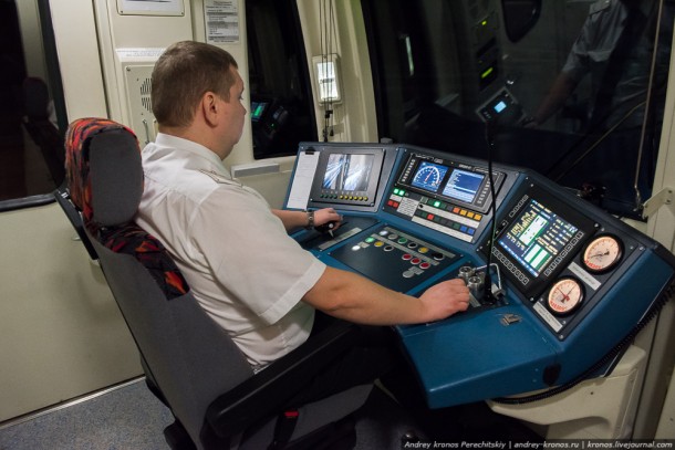 Машинист московского метро случайно выехал на встречный путь