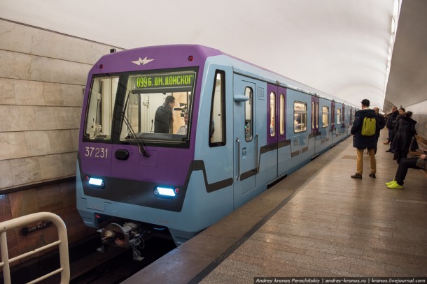 Состав со сквозными проходами между вагонами вышел на линию московского метро