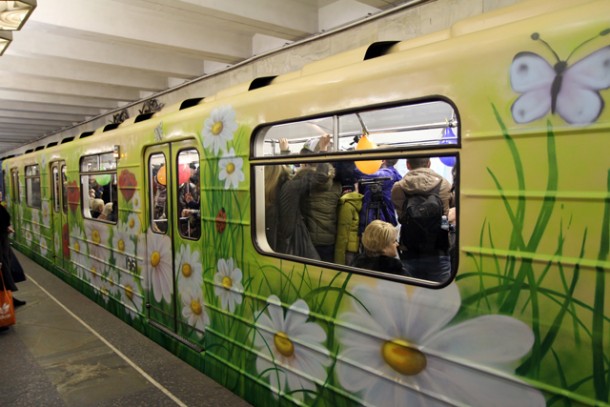 К 8 марта Киевский метрополитен презентовал «Вагон цветов»