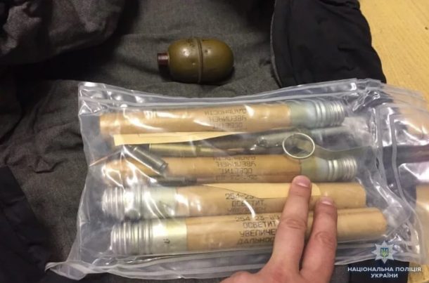 Пассажир, напичканный боеприпасами, переполошил киевское метро