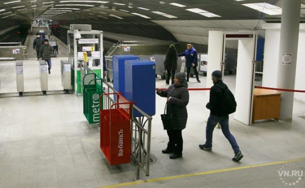 Таинственные голубые ящики появились в новосибирском метро