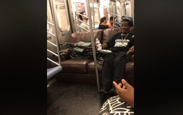 Пассажир приволок в метро диван и навлек гнев пассажиров