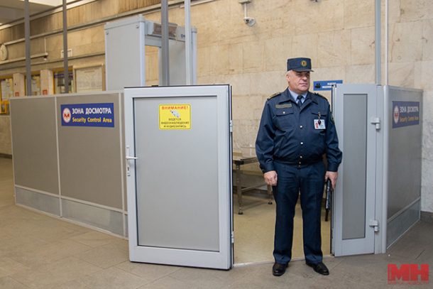 Читатель: «У охранников в минском метро дубинки и наручники, где написано, что это вообще законно?»