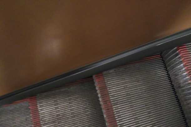 Зачем нужны щетки на эскалаторах. Нет, не для чистки обуви