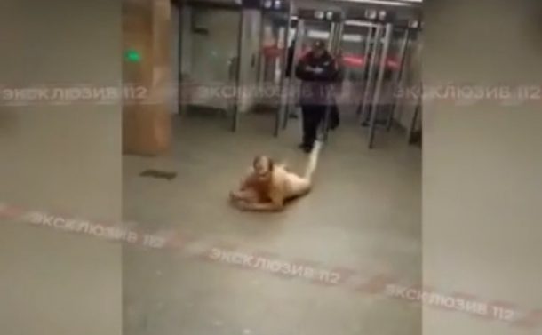 Голый мужчина поползал в московском метро и попал на видео