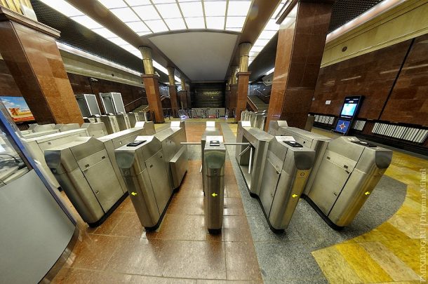 Казанский метрополитен полностью перешел на безналичную оплату проезда