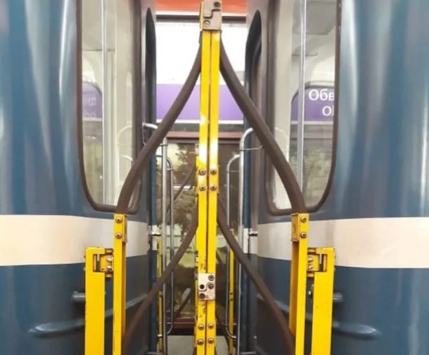 Зачем нужны желтые конструкции между вагонами и когда они появились?