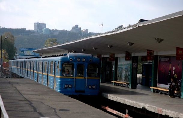 В киевском метро мужчина упал под колеса поезда