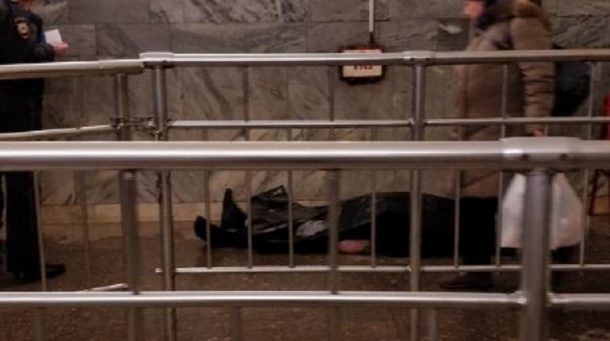 Пассажиры петербургского метро заметили «одинокий труп» на «Приморской»