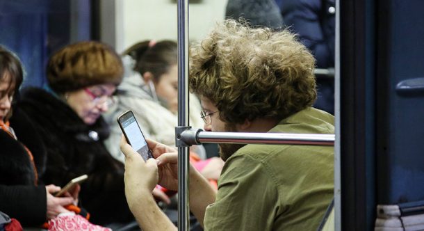 Большинство пассажиров метро любят подглядывать