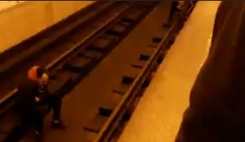 На станции метро «Политехническая» неизвестный мужчина «сел отдохнуть» на рельсы