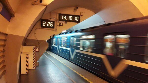 В петербургском метро рассказали, почему иногда поезда ездят не по «своей» линии