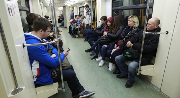 В метро могут запретить класть ногу на ногу