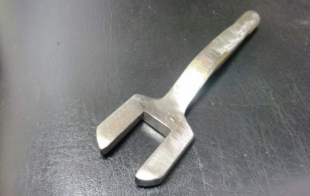 Почему машинисты ходят с «гаечными ключами» в руках?