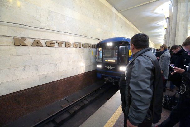 «Проводится эстетизация». Со станций метро с мраморной облицовкой стен убирают рекламу