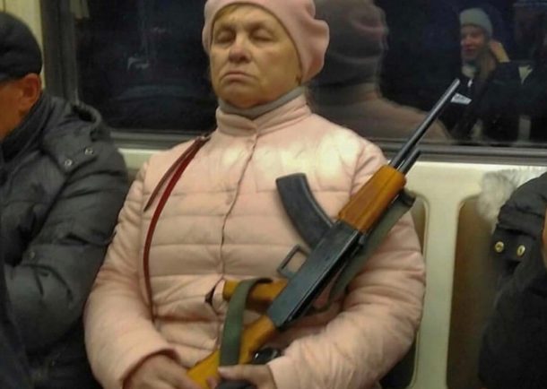 Невозмутимая бабуля с автоматом прокатилась в новосибирском метро