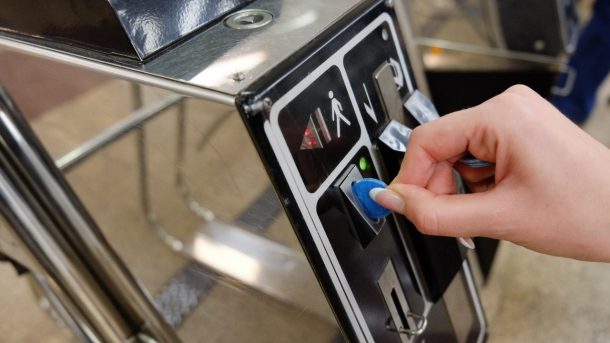 В киевском метро решили отказаться от жетонов