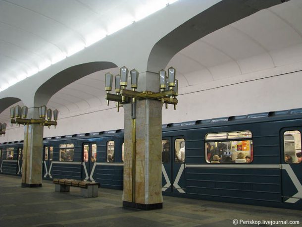 В минском метро мужчина упал между вагонами поезда