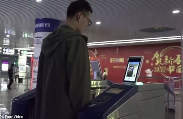 В метро Шэньчжэня пассажиры смогут платить, сканируя свои лица на турникете, а роботы будут обеспечивать безопасность платформ