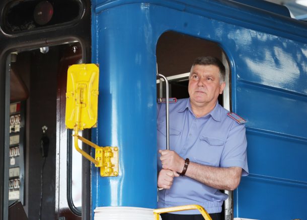 «Бог миловал, люди на рельсы ни разу не падали». Машинист метро с 35-летним стажем — о своей работе