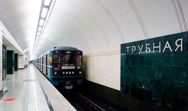 Сотрудники московского метро спасли упавшего на рельсы котенка