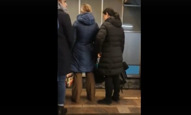 В метро женщина пыталась столкнуть оппонентку под приближающийся поезд