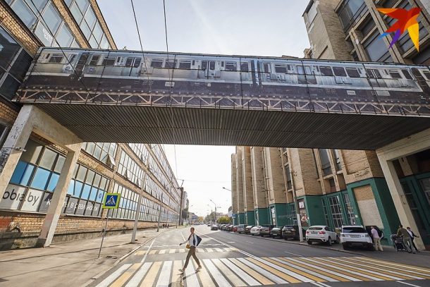 Посмотрите, как минский художник сделал из стены завода поезд метро