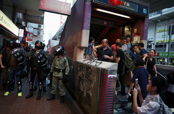 Протестующие забросали станцию метро в Гонконге «коктейлями Молотова»