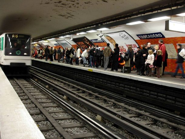 В парижском метро парень убегал от контролеров вдоль пути напряжением 750 вольт, чтобы не платить за билет