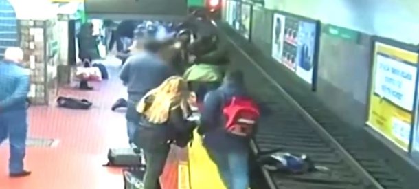 Родилась в рубашке: в Аргентине спасли женщину, упавшую на рельсы в метро