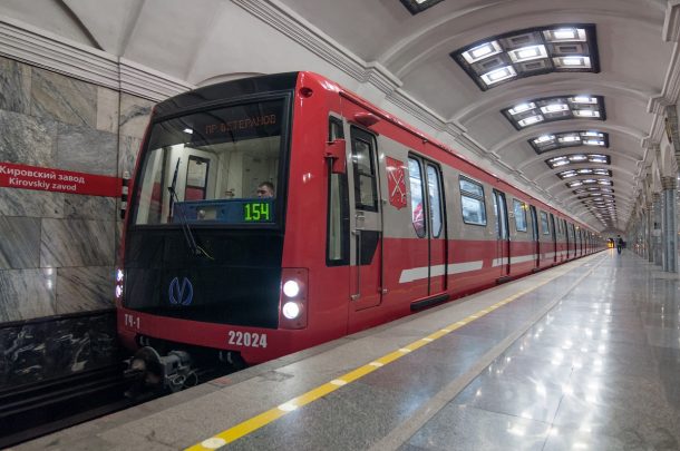 В петербургском метро рассказали, почему электричество в контактную поездную сеть подается снизу