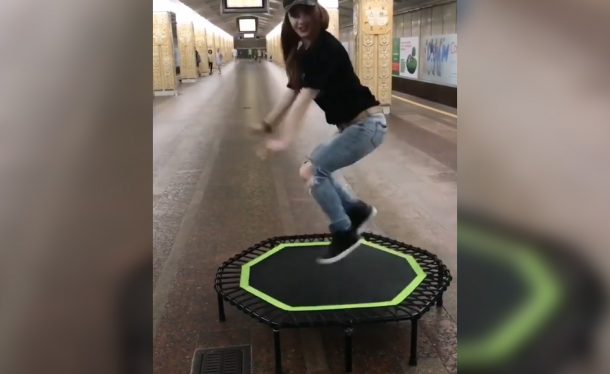 Девушка станцевала на батуте в минском метро. Как у нее вышло?