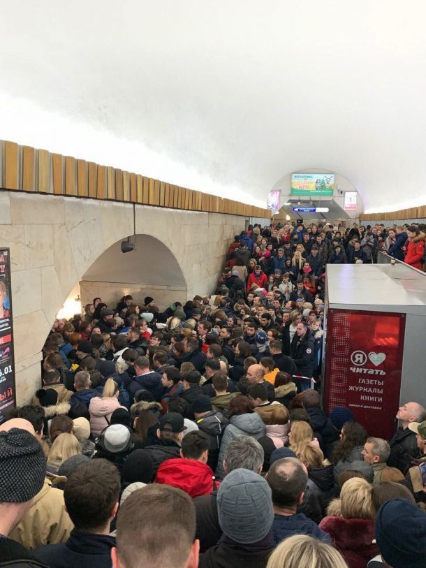 Метро «Площадь Восстания» встало в человеческой пробке из-за горожан, поехавших за подарками