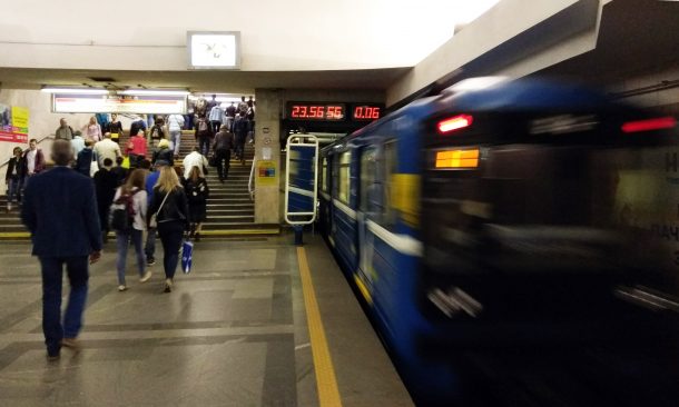 Почему в метро закладывает уши?