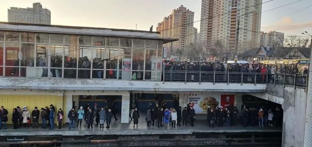 Метро в Киеве в час пик закрыло двери на вход